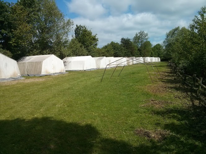Auch-hinter-dem-Graben-stehen-die-Zelte